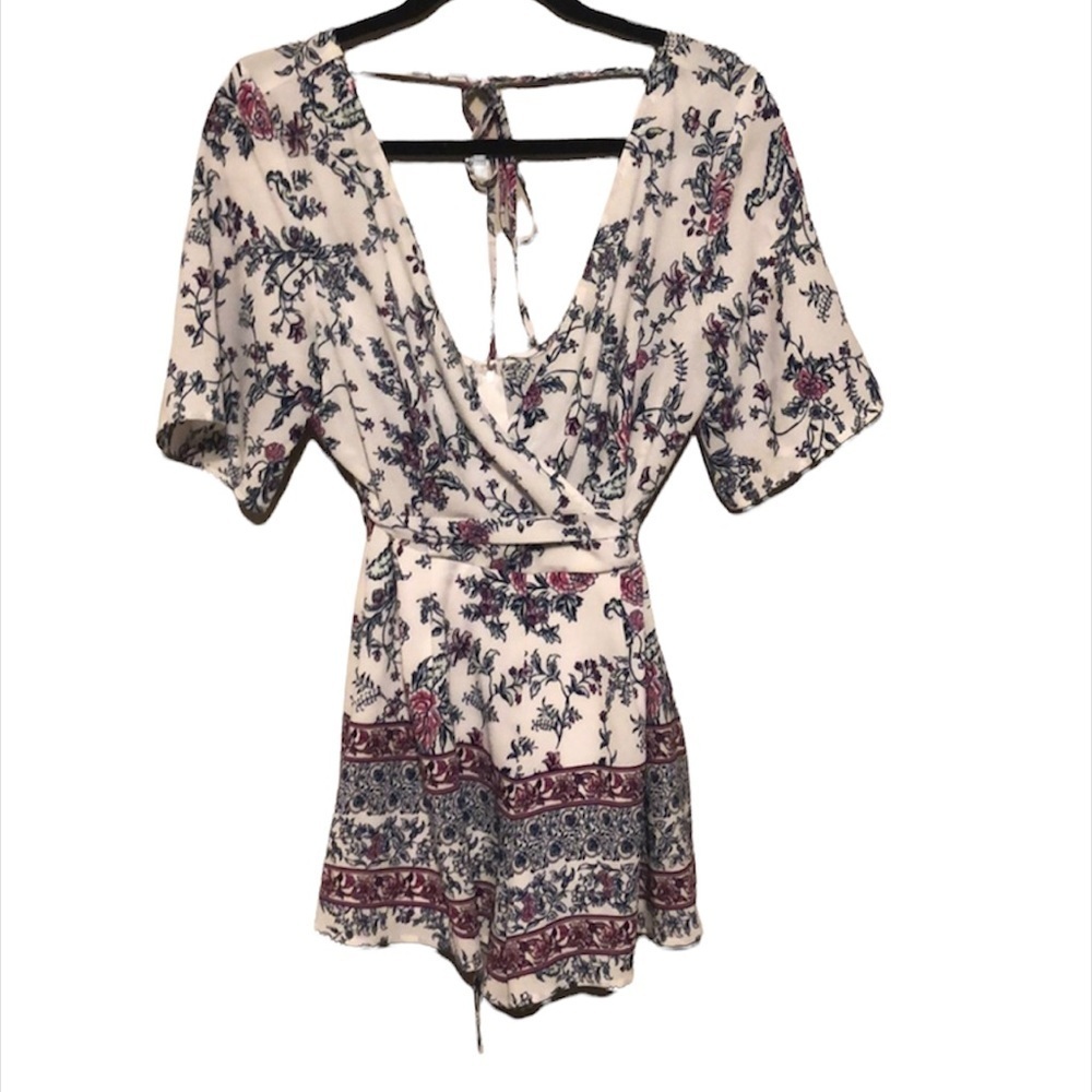 Francesca’s White Floral Romper Tie Belt Size Small